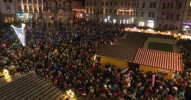 Davy lidí kolem vánočního stromu na Horním náměstí