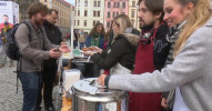 Den lidí bez domova a polévky na náměstí