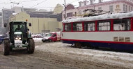 Vykolejená tramvaj na křižovatce u Drápala
